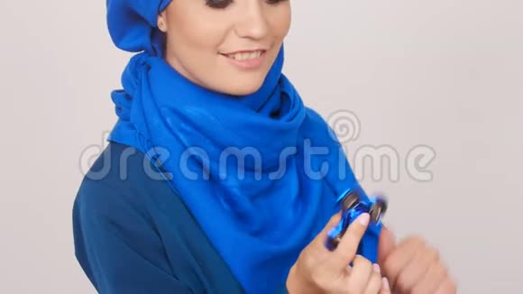 年轻的穆斯林妇女带着旋转玩具视频的预览图