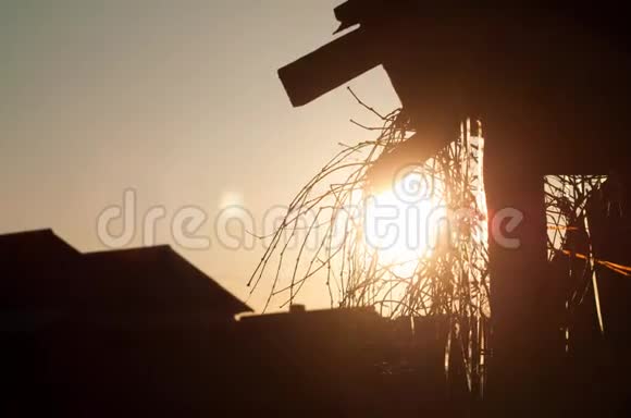 太阳从乡村谷仓落下特写镜头视频的预览图