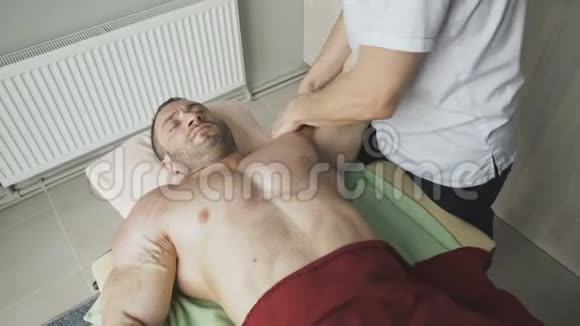 英俊的运动员放松治疗按摩三头肌4K视频的预览图