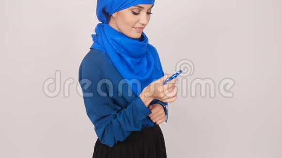 年轻的穆斯林妇女带着旋转玩具视频的预览图