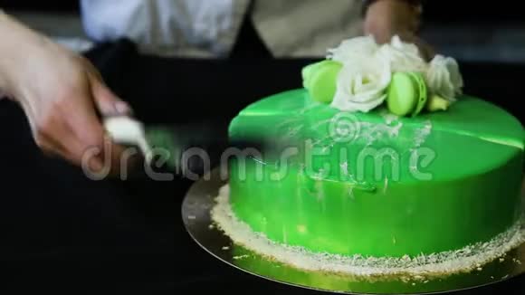 糖果手把整个蛋糕分成两部分视频的预览图
