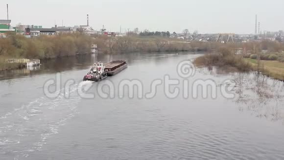 船在河上拖着一艘驳船上面的景色视频的预览图