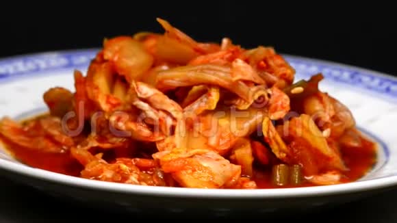 韩国泡菜在转桌上视频的预览图