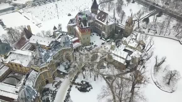 匈牙利布达佩斯4K无人驾驶飞机飞越雪城公园内的Vajdahunyad城堡上空的空中镜头视频的预览图