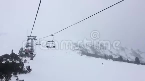 1080高清超视频片段四人滑雪椅升降机在雾蒙蒙的山上视频的预览图
