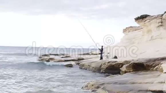 白岩上的渔夫钓到了鱼视频的预览图