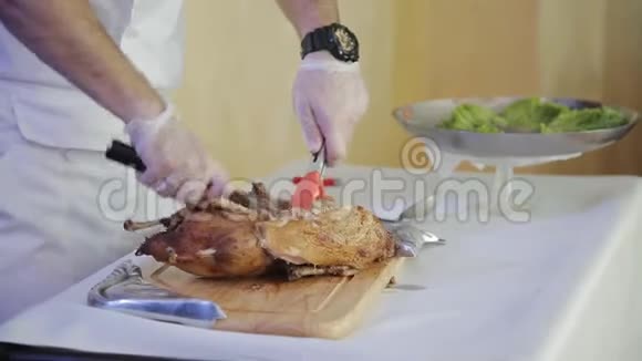 餐厅的男厨在热情的客人面前切下烤鹅视频的预览图