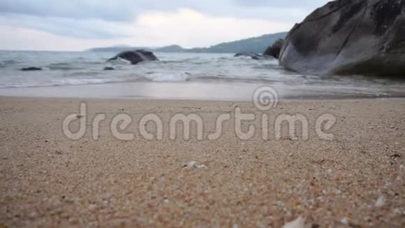 在海边准备拍照的慢镜头摄影师视频的预览图