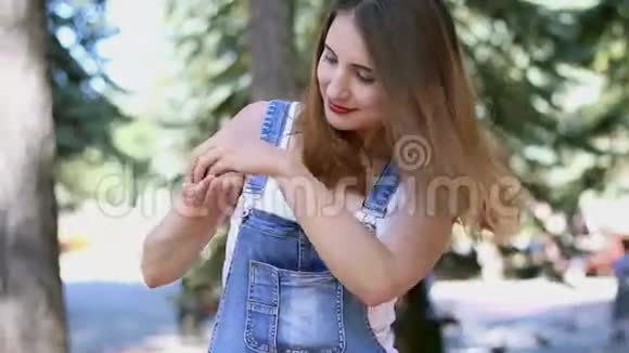 女人用手喂鸽子视频的预览图