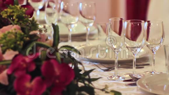 为婚礼晚餐装饰的桌子场景为豪华晚餐准备的精致餐桌视频的预览图