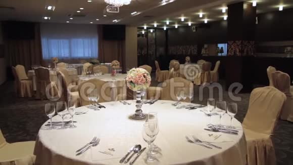 为婚礼晚餐装饰的桌子场景为豪华晚餐准备的精致餐桌视频的预览图