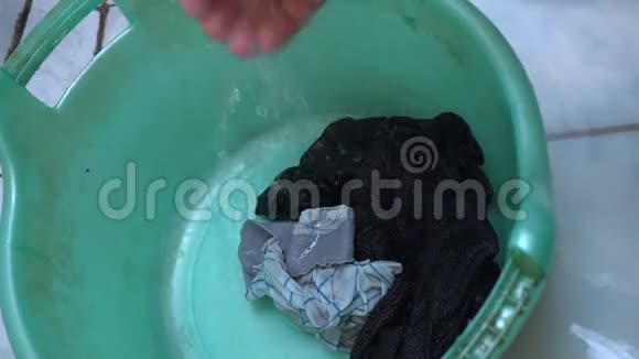 用手在盆里特写洗涤袜子男人手洗袜子孤独男人的概念视频的预览图