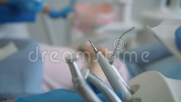 牙科器械的特写女人去诊所躺在牙科椅上医生检查她的牙齿视频的预览图