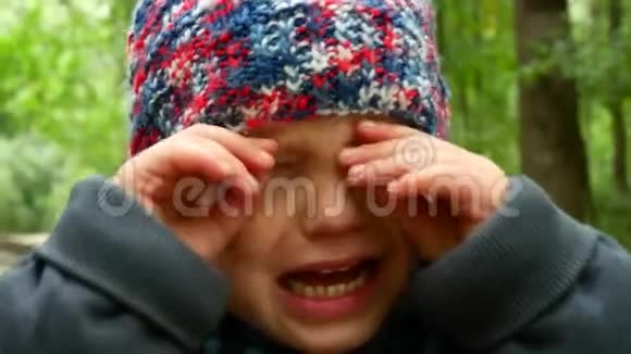 女孩在森林里迷路了哭了起来有声音的录像这孩子在大声哭视频的预览图