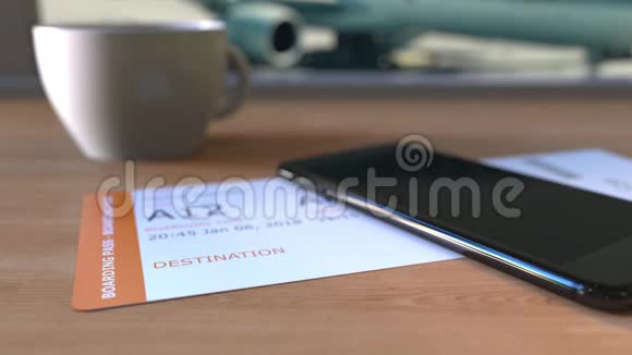 在前往孟加拉国的途中在机场桌上登卡通行证和智能手机视频的预览图
