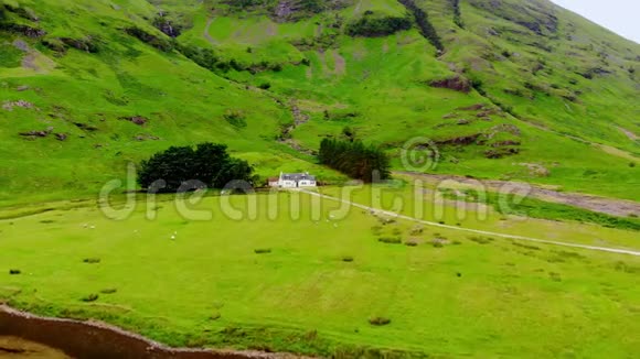 通过苏格兰高地著名的格伦科山谷的无人机飞行视频的预览图