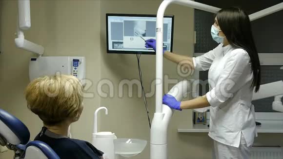 牙科医生给女性病人做X光检查视频的预览图