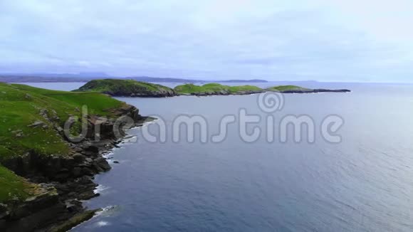 苏格兰龙湖周围美丽的风景和青山视频的预览图