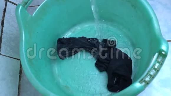 用手在盆里特写洗涤袜子男人手洗袜子孤独男人的概念视频的预览图