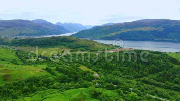 苏格兰龙湖周围美丽的风景和青山视频的预览图
