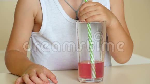 小孩用吸管把泡泡泡成一杯果汁视频的预览图