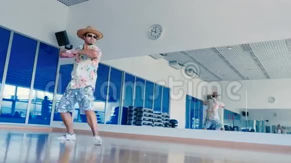 戴帽子戴太阳镜的人在镜子前跳舞视频的预览图