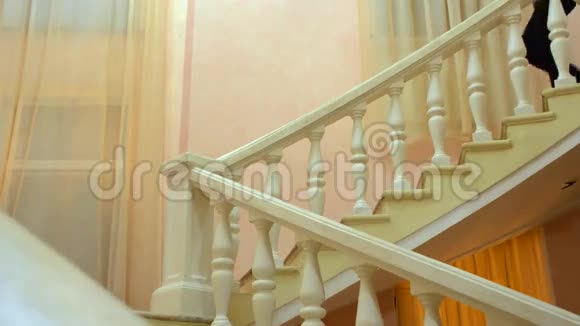一个女人走下楼梯视频的预览图