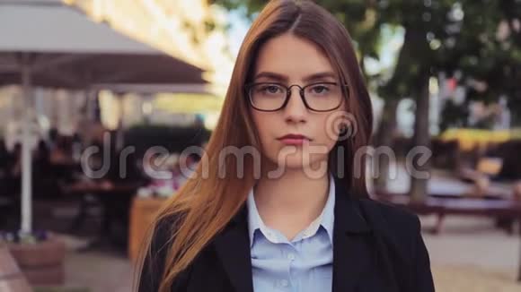 一幅美丽的商业女性在工作日后戴眼镜的性感肖像视频的预览图