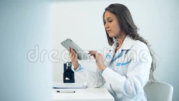 医务处使用平板电脑的女医生视频的预览图