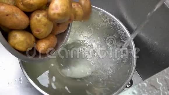 土豆落入水中慢莫视频的预览图