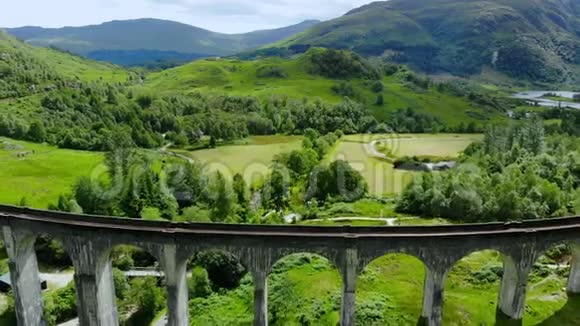 苏格兰高地著名的格伦菲南高架桥一个受欢迎的地标视频的预览图