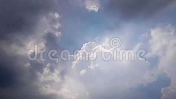 晴朗的天空在雨云的时间流逝视频的预览图