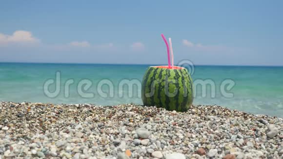 大理石海滩上的新鲜泰国西瓜鸡尾酒视频的预览图