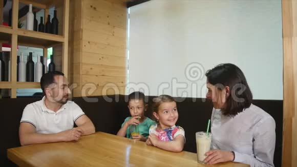 服务员在咖啡馆里带冰淇淋视频的预览图