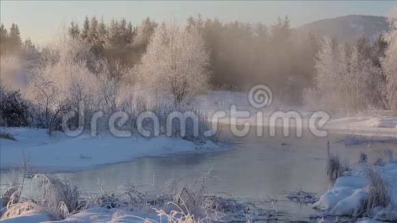 冬季仙境里的冰冻河流视频的预览图