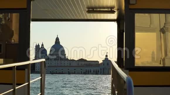 从大运河上漂浮的船上观赏圣玛丽亚德拉色拉大教堂视频的预览图