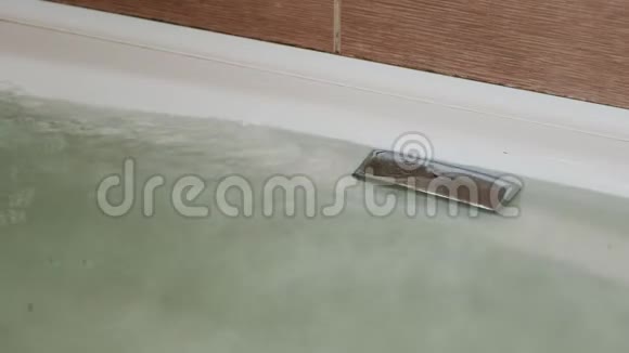 浴缸里装满了水快关门视频的预览图