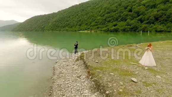 空中观景在河和山的背景下相爱的一对视频的预览图