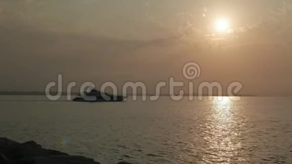 超级游艇驶入夕阳视频的预览图