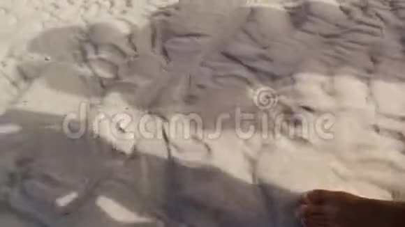 在白色沙滩上散步的男人视频的预览图