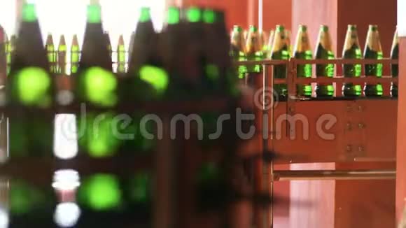 绿色玻璃瓶自动化生产线工厂啤酒包装生产线视频的预览图