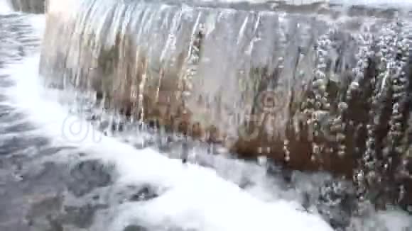 水流在喷泉中下降到水中慢动作超高清4K视频的预览图