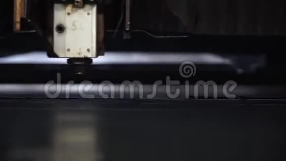 高精度数控激光切割金属板材剪辑印刷中的激光切割现代工业技术视频的预览图