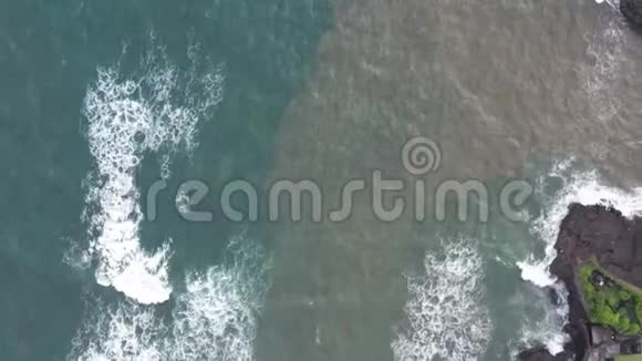 空中观景空中无人机拍摄的海浪在海岸上撞击的画面在海洋中飞翔巨波视频的预览图