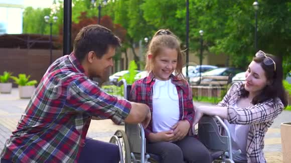 有残疾儿童坐轮椅的家庭幸福视频的预览图