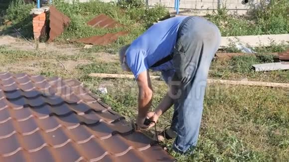 与屋面材料配合工作金属屋顶切割型材金属电动保加利亚火星从金属下面飞视频的预览图