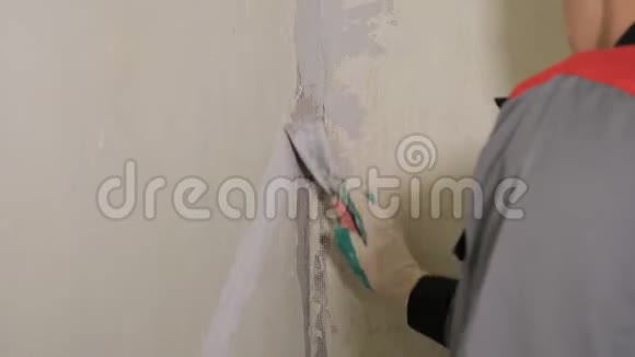 人用调色板抹灰墙面视频的预览图