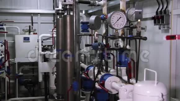 泵房内系统安装场景锅炉房的管道水加热电源供水现代视频的预览图