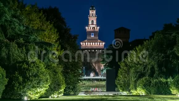 在意大利米兰观看ParcoSempione大型中央公园的夜景背景中的Sforza城堡视频的预览图
