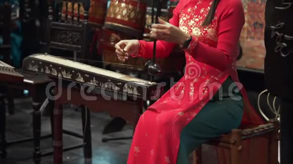 亚洲妇女穿着民族服装演奏着她国家的一串民间乐器民间音乐器乐合奏视频的预览图